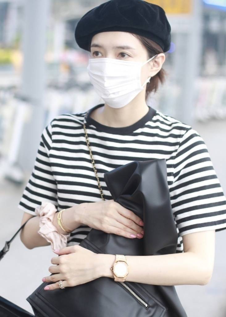 计划 江疏影现身机场，条纹上衣配马甲酷酷的，肥肠发圈引领时尚