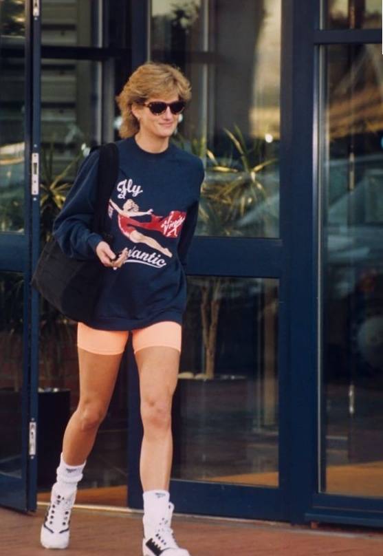 卫衣 跟着戴安娜王妃学穿搭，卫衣也能穿出高级优雅，也太会了吧