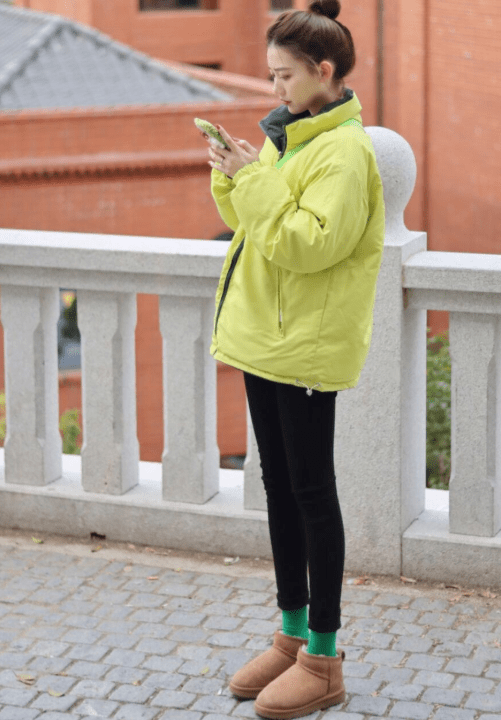 黑色 今年流行“羽绒服+小脚裤”，时髦显瘦又保暖，轻松美出新高度