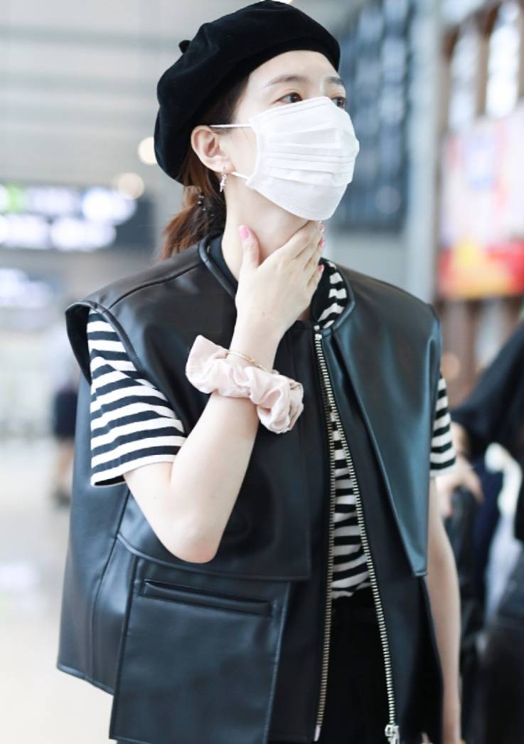 计划 江疏影现身机场，条纹上衣配马甲酷酷的，肥肠发圈引领时尚