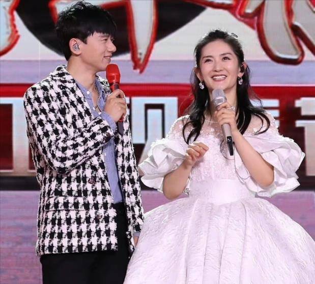 何炅谢娜最近主持的节目 8d8c2cc05a0441e28de33dccce82cdd7.jpeg