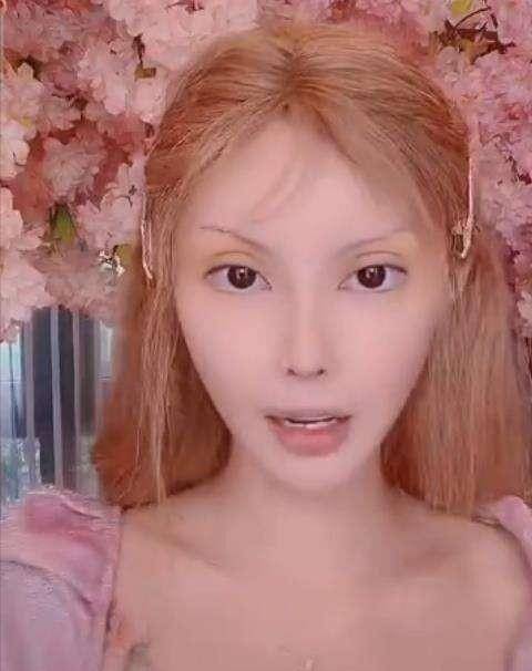 小天“真人芭比”网红迪丽拉,公开否认整容,结果吃饭却不敢张嘴?