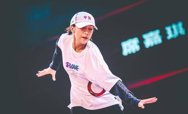 17岁的中国街舞国家队队长父亲离世母亲拮据靠捡瓶挣钱学跳舞