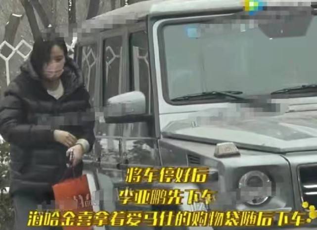 车带 50岁李亚鹏真会谈恋爱！开豪车带小19岁女友购物，穿羽绒服变跟班