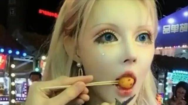 小天“真人芭比”网红迪丽拉,公开否认整容,结果吃饭却不敢张嘴?