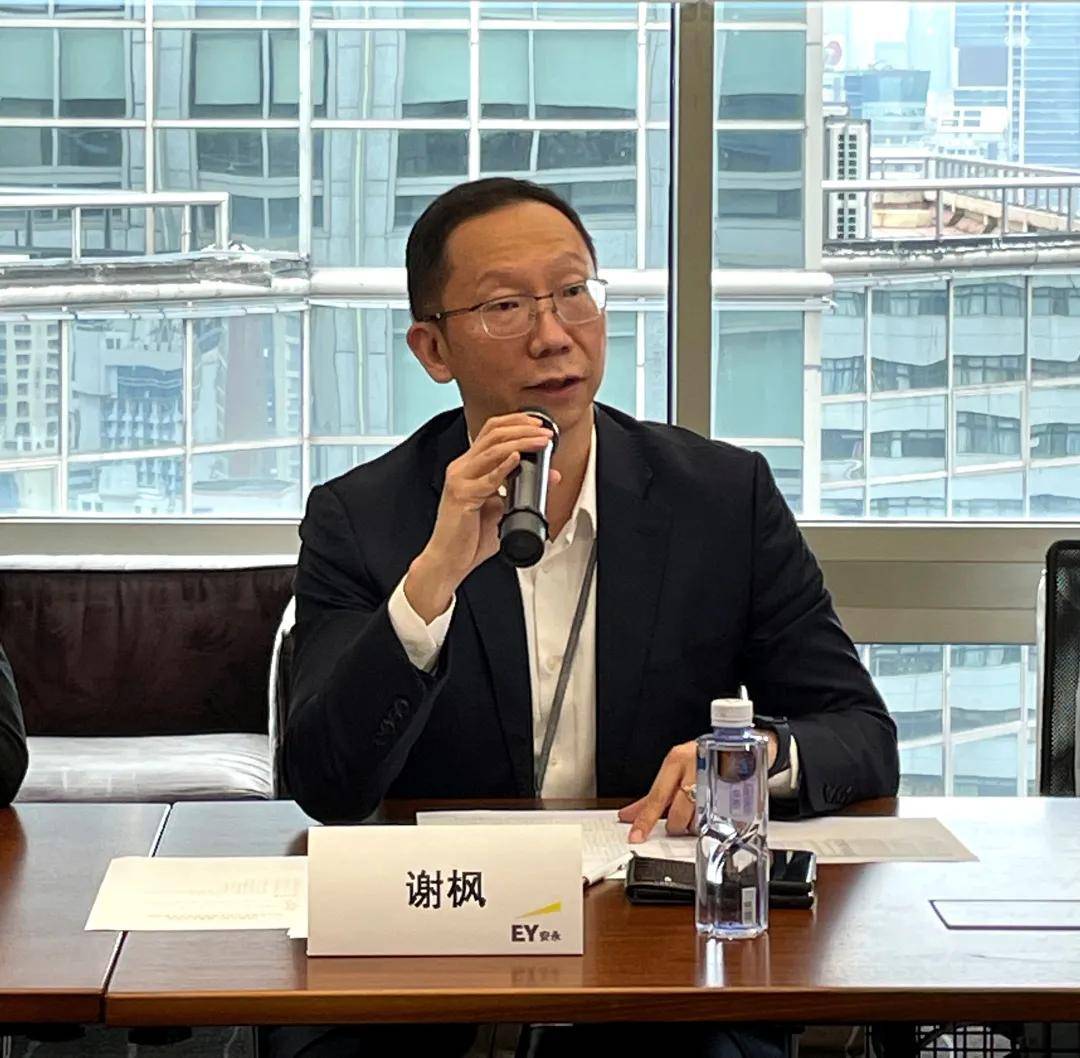 安永深圳分所负责人谢枫在清华大学就读的香港学生李柏桓作为学生代表