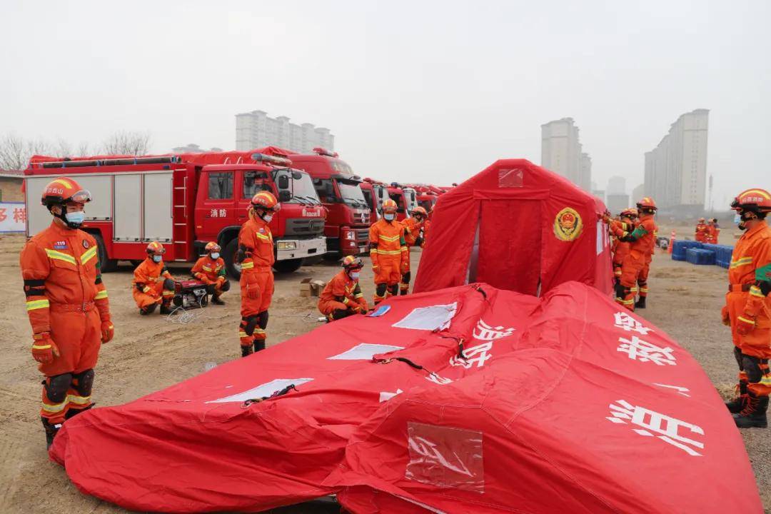 部部长王进带领支队地震救援轻型专业队60名队员,2头搜救犬,2辆指挥车