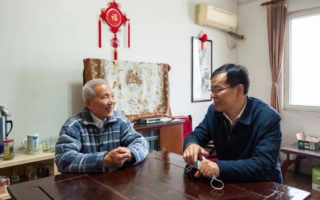 在看望刘蕃如时,徐本衷心祝愿老领导新春愉快,健康长寿,并希望他继续