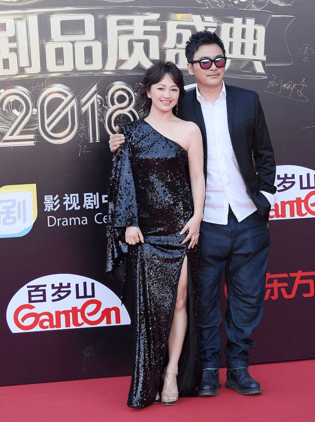 形象 当了阔太太的罗海琼看脸丰满不少，但穿衣仍挺讲究，看出富贵气质