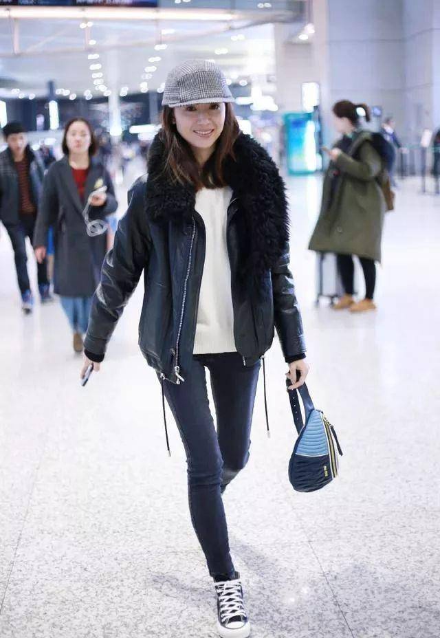 大地 董洁的机场穿搭真简约，“大地色大衣＋直筒裤”，虽低调却很高级