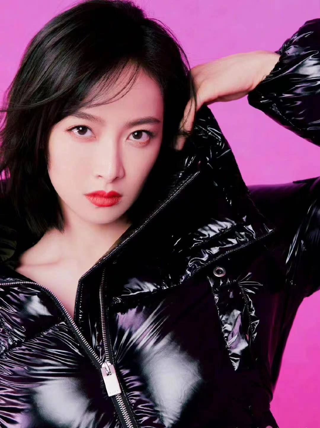 黑色 宋茜也太瘦了吧，过膝长靴撑不满，一身黑色冷艳犀利、未来感十足