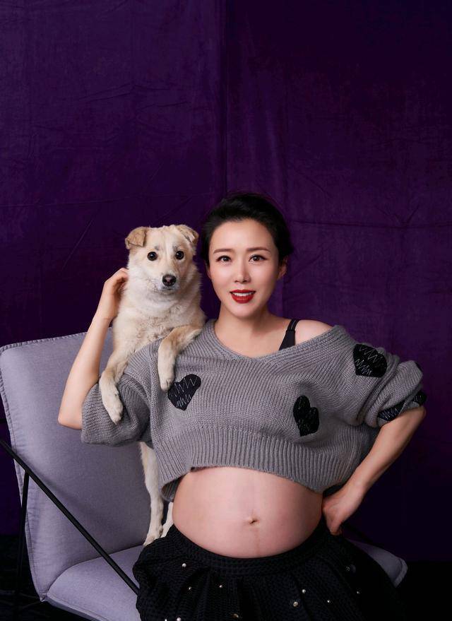 嫦娥姐姐颜丹晨晒孕肚照笑容甜蜜身边的宠物成了亮点