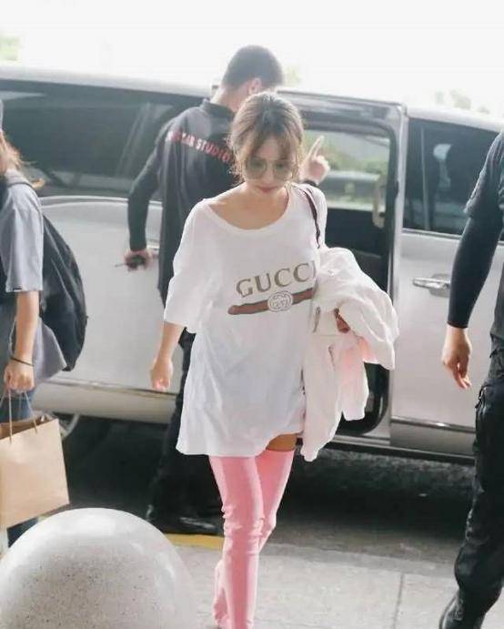 卫衣 “百变天后”蔡依林,机场粉色穿搭成典范,时尚又减龄