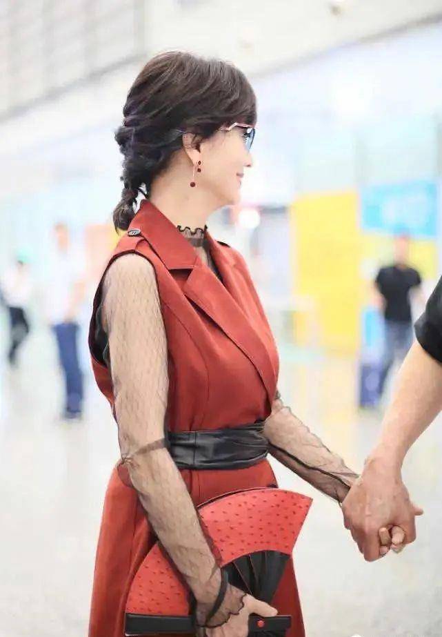 马甲 赵雅芝机场造型厉害！明明是“奶奶”年龄，穿上马甲裙装减龄优雅