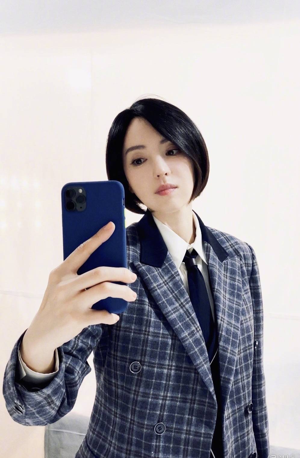 样式 41岁董璇逆生长,穿黑色泡泡袖连衣裙清爽大方,尽显少女气息