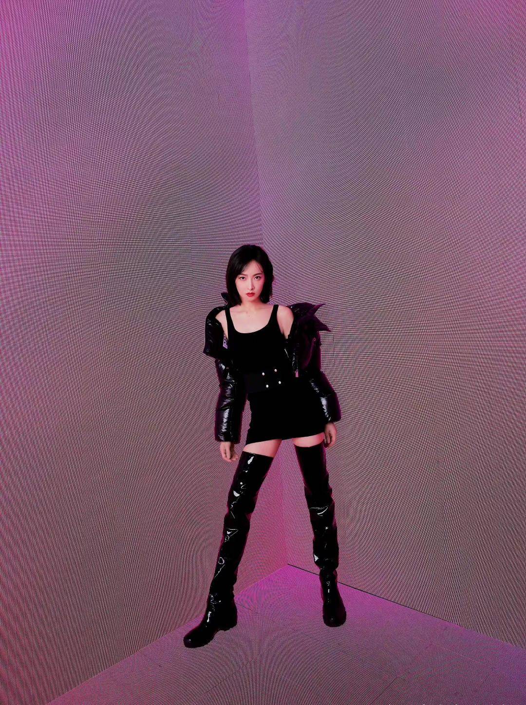 黑色 宋茜也太瘦了吧，过膝长靴撑不满，一身黑色冷艳犀利、未来感十足