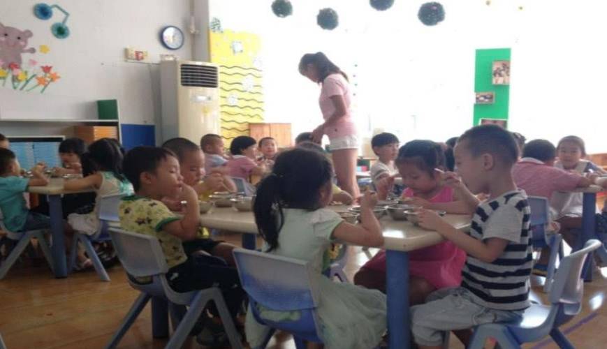 午餐|老师在群里发幼儿园午餐，家长眼尖发现其中猫腻，群里家长炸开锅