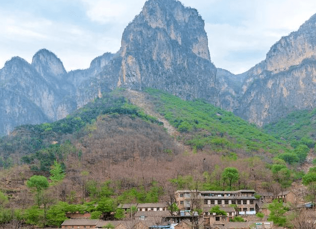 中国危险村庄，坐落在1700米的悬崖上，风景绝美