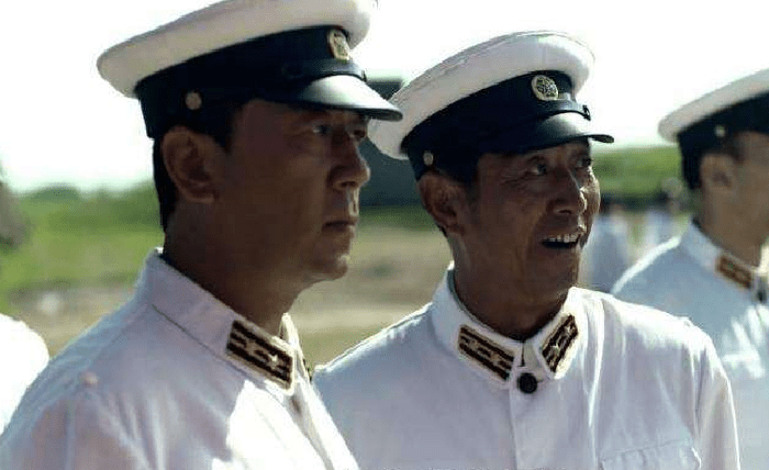 比如江德福的儿子江卫国,有一次穿着军服,对着王振彪行了不合适的礼