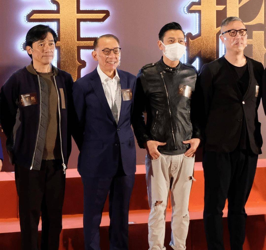 包袱 刘德华真跟岁月叫板！61岁穿大衣年轻又帅气，富贵式系围巾偶像包袱重