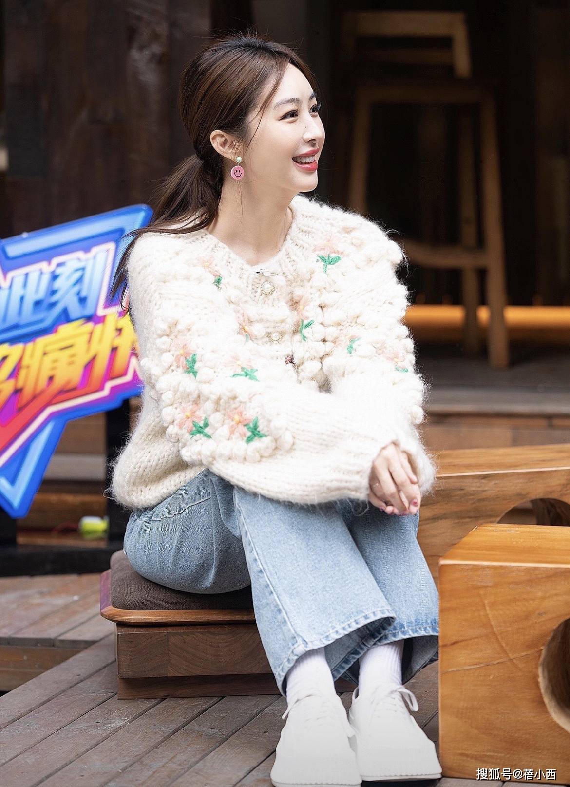 黑色 李菲儿不愧是黄晓明的前女友，穿白色羽绒服走机场，就很有国际范