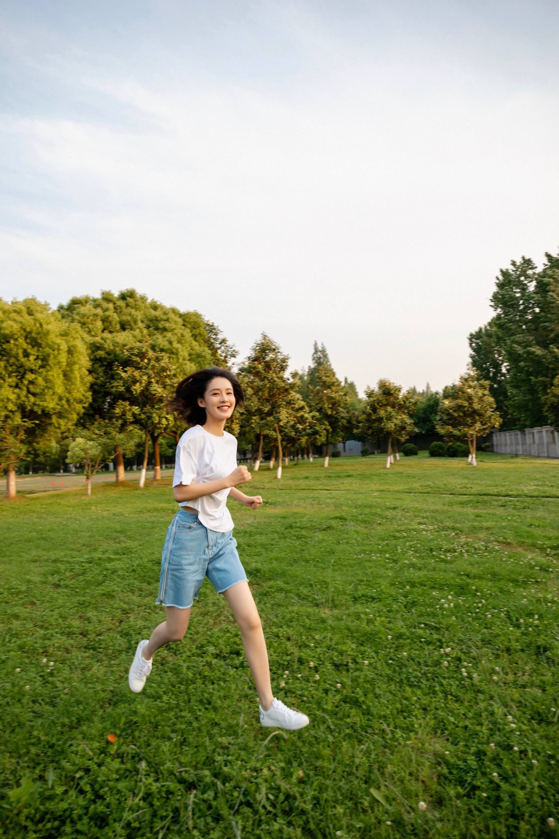 一身 30岁李沁身段曼妙，一袭白色仙女裙，灵动飘逸很撩人！