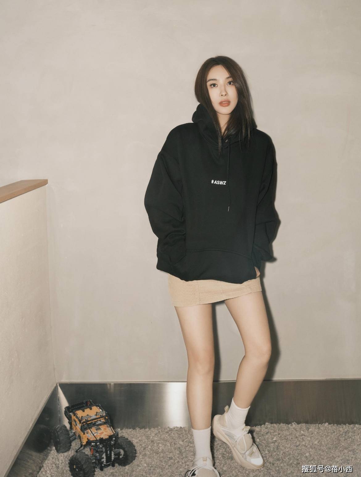 黑色 李菲儿不愧是黄晓明的前女友,穿白色羽绒服走机场,就很有国际范