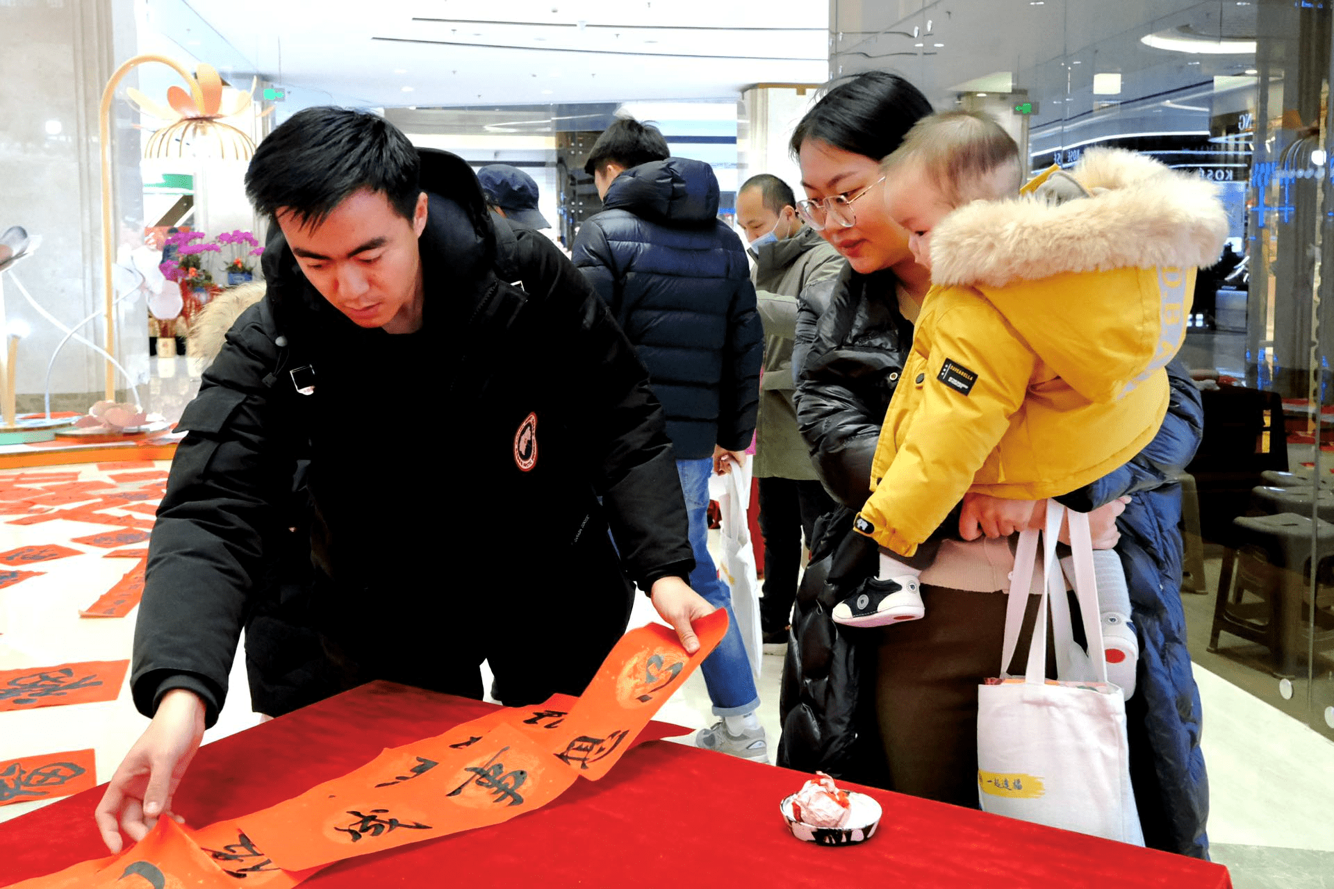 市民|翰墨飘香年味浓！利群金鼎牵手青岛晚报、掌控传媒“送福添彩”