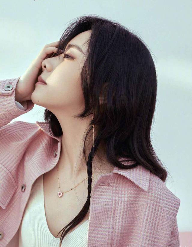 设计 少女穿搭就看谭松韵,服装饰品显时尚,搭配和谐是硬道理