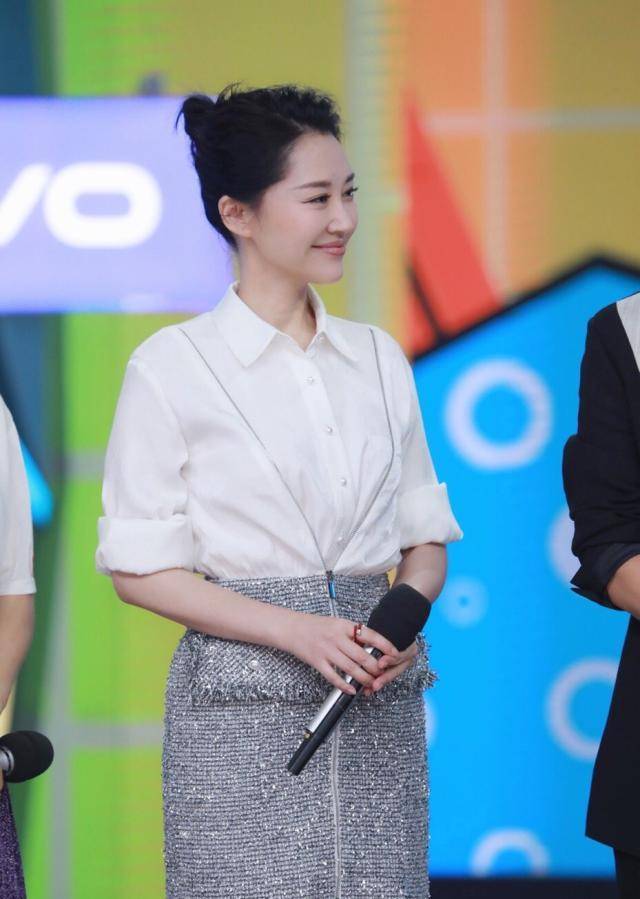 高跟鞋 50岁许晴不结婚又如何？闪片短裙似少女，20cm高跟鞋气质不输当年