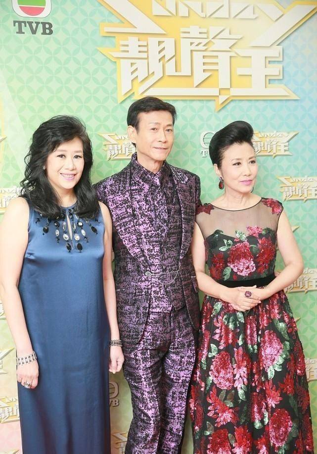 颜色 汪明荃没把自己当老年人，穿印花套装配发带，摩登气质真没得比