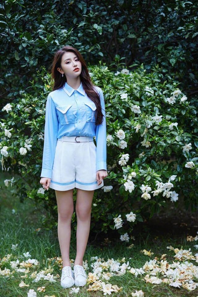 原创21岁的金子涵太美了一身蓝衬衫搭配热裤造型休闲又不失女人味