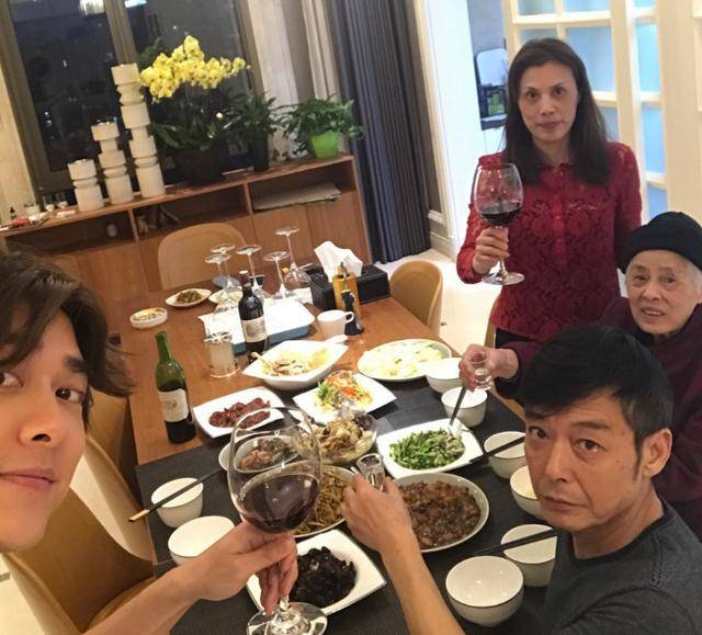 一家三口李易峰最丑 看到父母颜值,才知初恋脸的他为何这么说