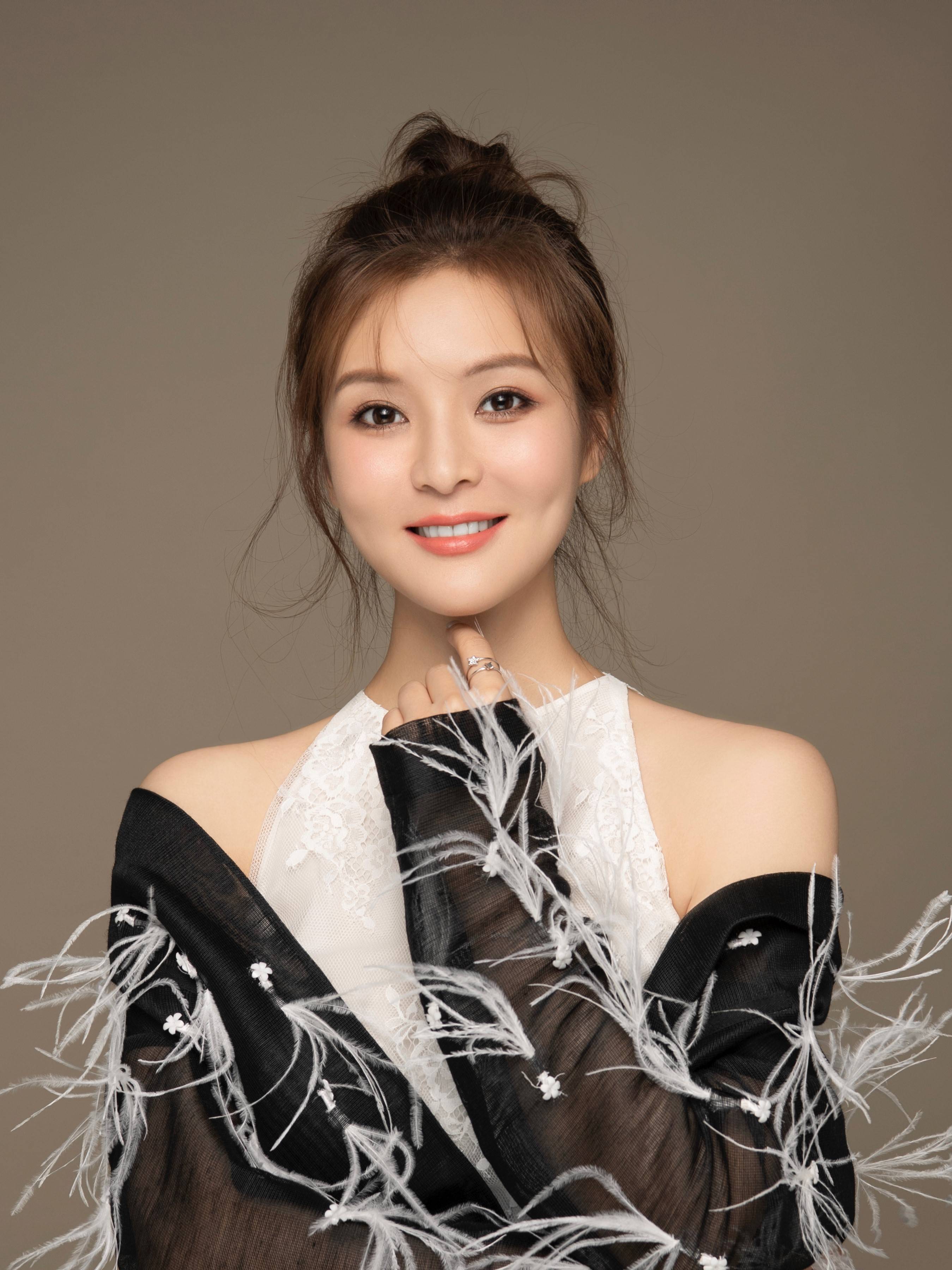 夏嫣发布自拍照元气满满不只是演员还是歌手