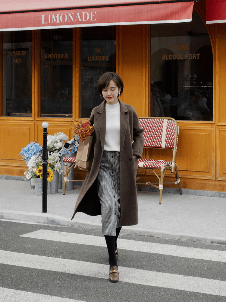 显得 穿来穿去，还是“大衣”时髦耐看，保暖舒适又高级，适合成熟女性