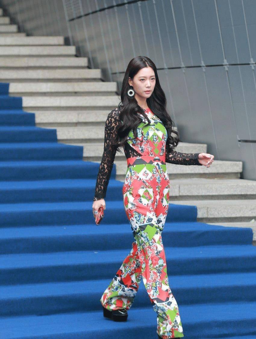 鱼尾 克拉拉不愧是“行走的尤物”，穿蕾丝上衣+鱼尾裙，身材比例出众