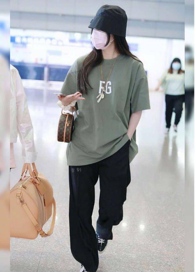 黑色 欧阳娜娜的穿搭宝典！各种风格可盐可甜，跟着学让你变身鬼马少女