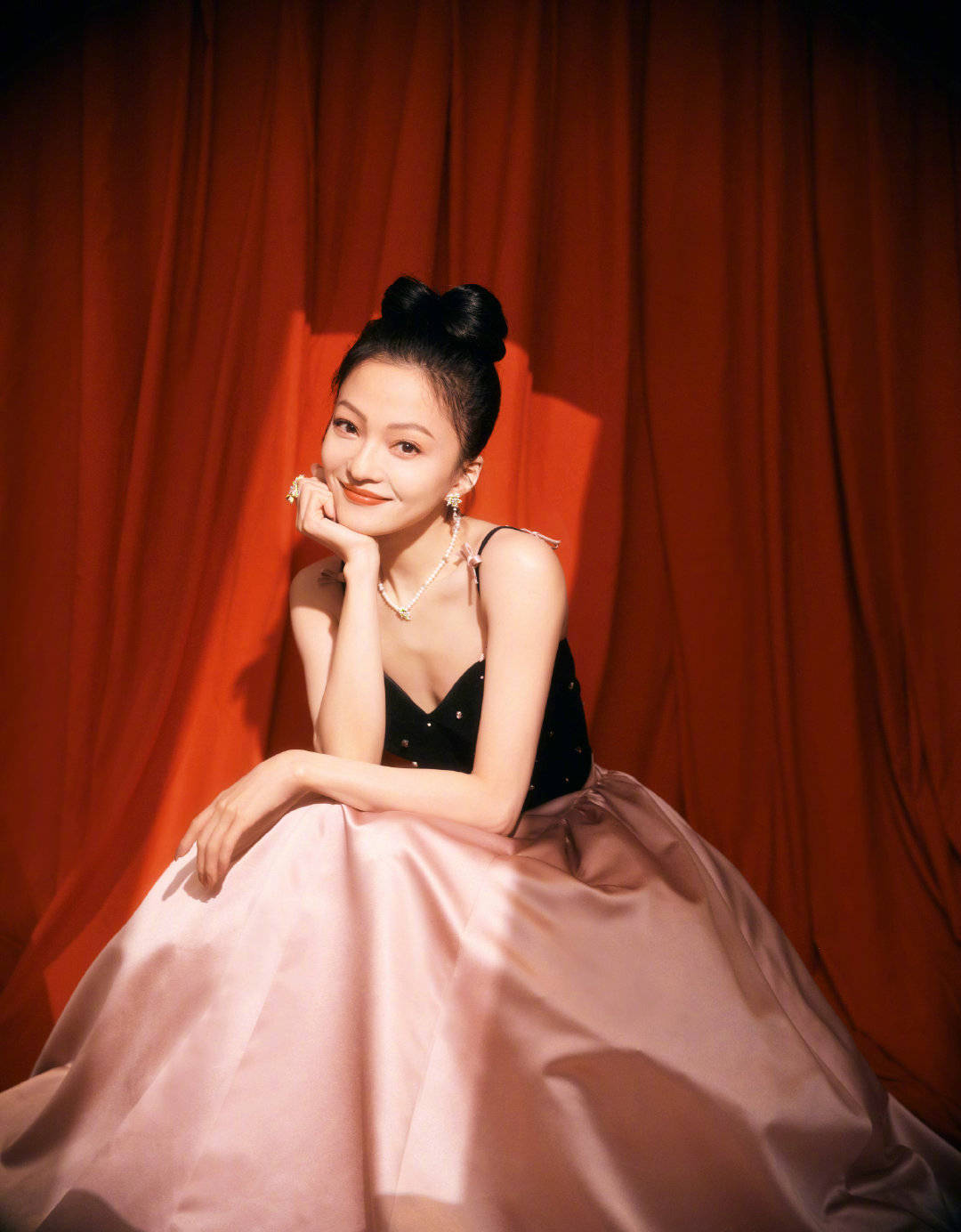 刘亦菲微博之夜的造型，花朵刺绣礼服搭配随性盘发，是绝美的公主-今日头条