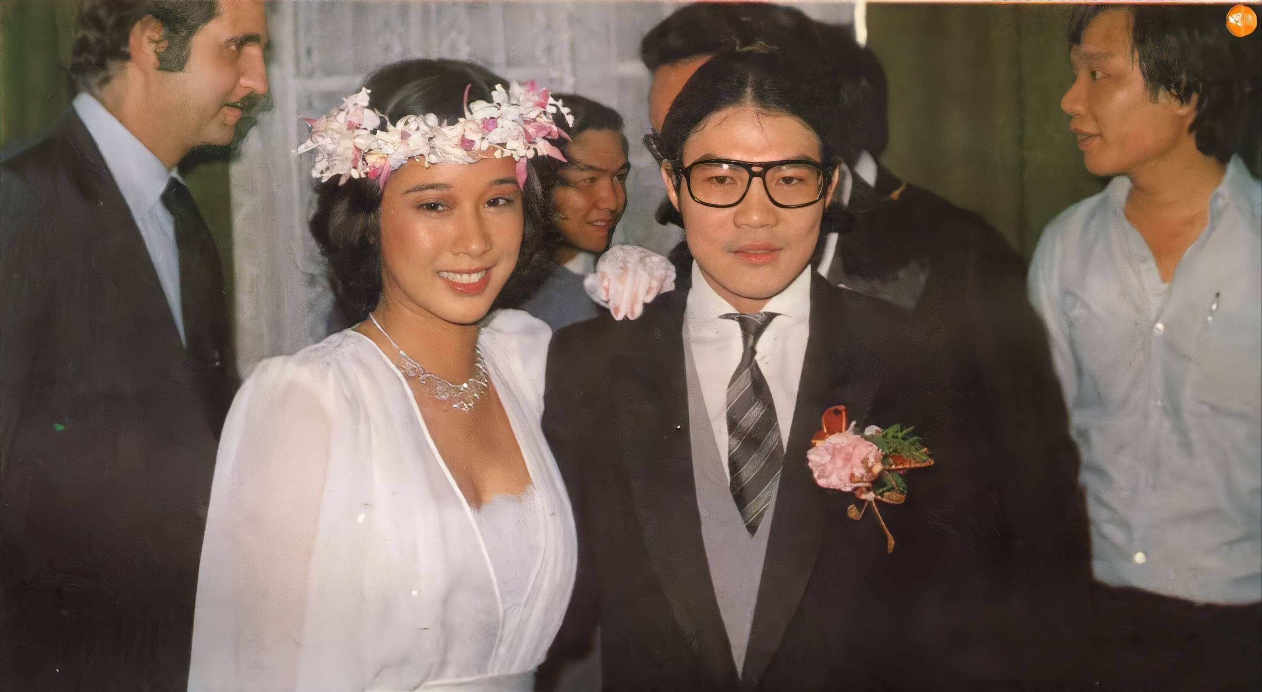 霍家第二代霍震霆与前妻朱玲玲的婚礼,是上世纪70年代非常经典的一场