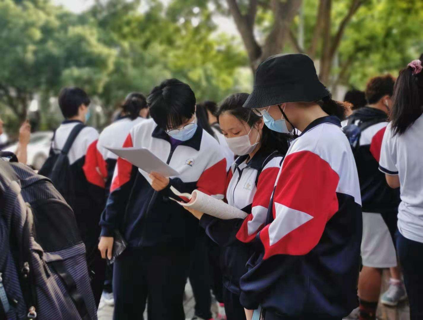 高中生上了趟厕所回来,发现同桌被"知识淹没",这种经历你有吗
