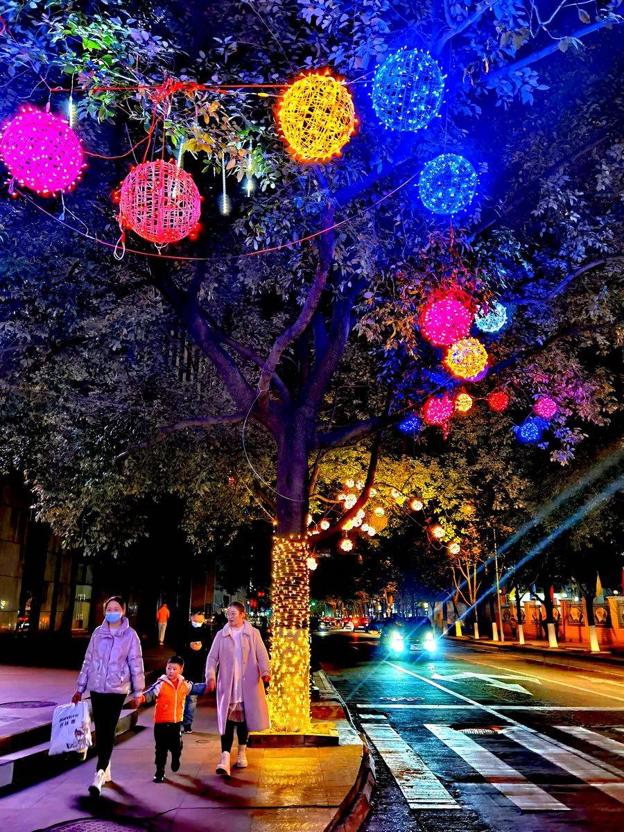 节日|【头条】“欢欢喜喜迎新年，年味飘香到广元！”公园广场霓虹闪亮