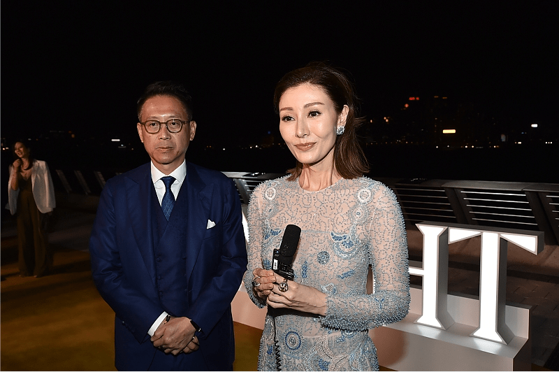 风韵 李嘉欣不愧是港姐出身，年过半百了还带着风韵美，穿长裙优雅高级