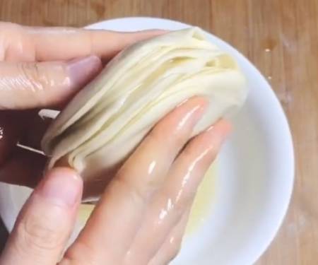 刀把|只需一碗面粉，1分钟教你在家做春饼，零添加零失败，比买的还香