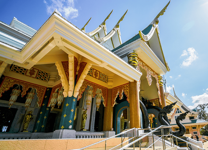 泰国一座宝蓝色的寺庙，位于千米悬崖之上，气质独特深受喜爱