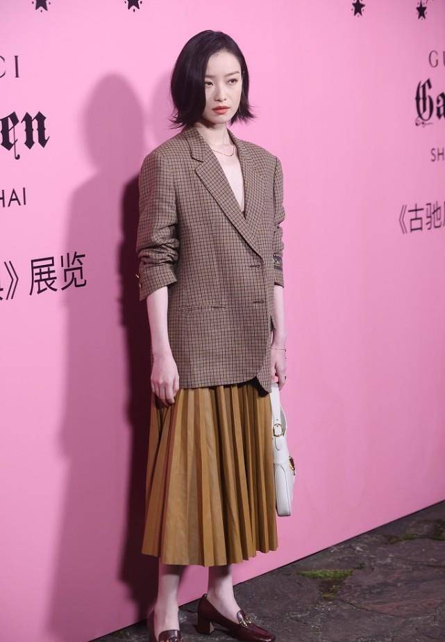 西装 倪妮的头肩比太优越了,穿领子开口的西装,肤色白嫩感觉好高贵