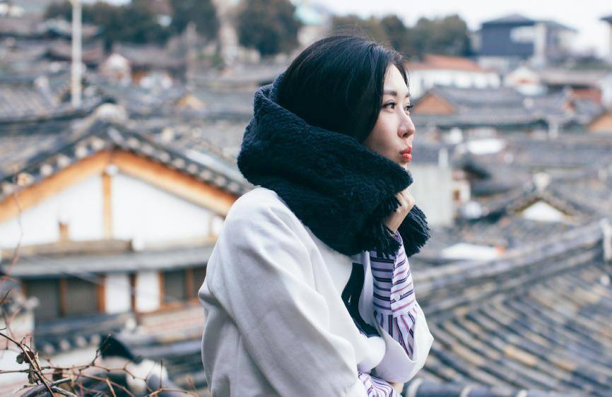 女孩子 田朴珺很有“女王”气质范,穿一套红色西服套装高级干练,美腻了