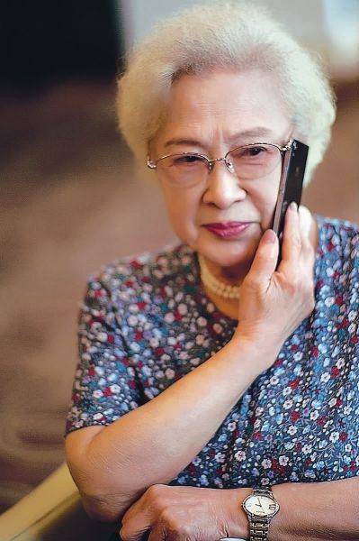 披肩 秦怡老师迎百岁生日, 披肩上别胸针好精致,头发花白气质也高级