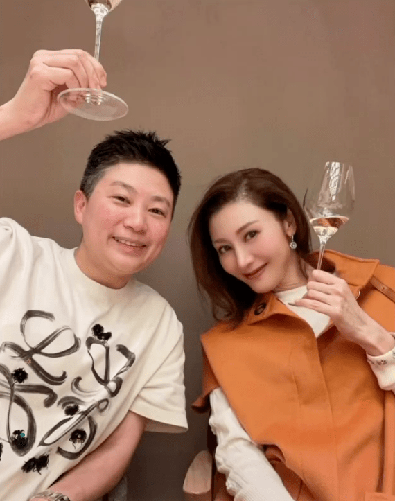 网友李嘉欣晒新年美照,容光焕发精神好,患重病后特意许愿:百毒不侵