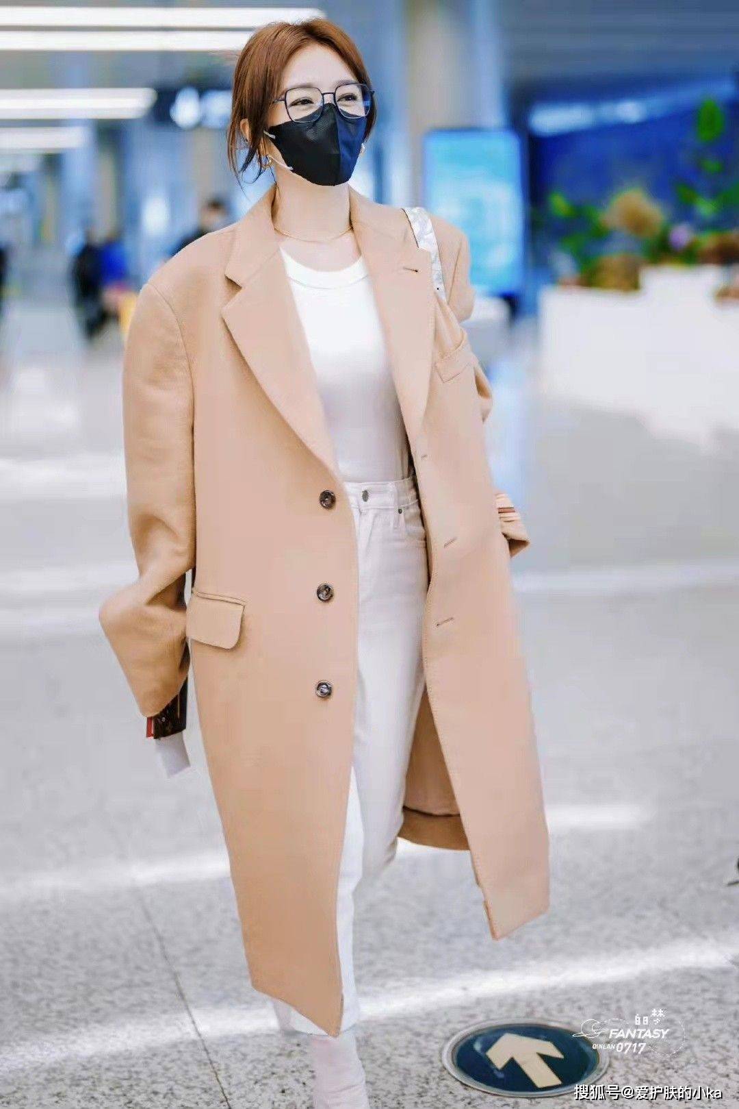 大衣 秦岚认真过冬了，穿黑色外套低调又显年轻，脚踩“尖头鞋”好时髦