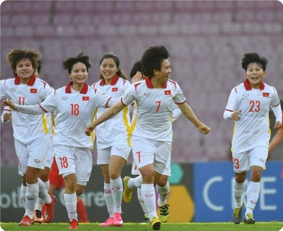 进入半决赛的中国女足还能走多远呢，中国女足半场吊射